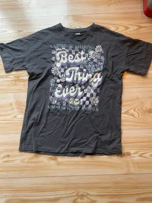 Snygg t-shirt ifrån Lindex, använd några jätte få gånger. Helt nyskick. Kostar bara 25 kroner (nypris 199kr)