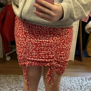 Röd kjol - Jätte fin kjol från shien. Säljer då den va lite liten för mig. Nyskick☺️