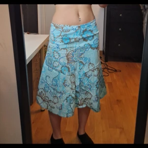 Kjol - Supergullig kjol köpt på secondhand💕 Aldrig använd! Går till nedanför knäna på mig som är 160😌 Midjemått rakt över: 39 cm Längd: ca 62 cm 