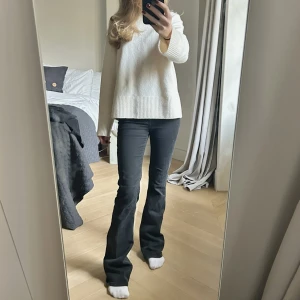 Svarta jeans  - Säljer dessa fina svarta jeans. Väldigt bra skick. Storlek 36 men passar mindre (jag har själv 34)