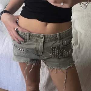 Säljer dessa as coola jeansshorts då dom är förstora på mig (bilderna är från tjejen som jag köpte de av)❤️ tveka inte på att ställa frågor😻