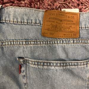 säljer dessa nästintill oanvända jeans de är i storlek 33/32 och säljer pga de inte passar