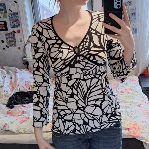 Mönstrad blus - Svart och vit blus med fina detaljer. Slorlek 40/42 och passar som en medium
