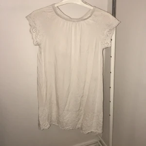 Nattsärk/klänning  - Ett skönt och fint nattlinne från lager157, lappen ör bortklippt vid nacken men annars är den i bra kvalitet, inga fläckar. Vid frågor skriv gärna:)