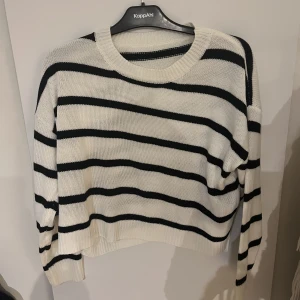 Stickad tröja  - Strl S 100kr