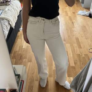 säljer dessa jättefina vita raka jeans med hög midja😊 Stay- köpta på carlings Storlek XXS men funkar bra på mig som har XS och ibland S😇