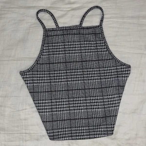 Houndstooth topp - Köpt från h&m för längesen! Aldrig fått användning för den, därför jag säljer🩷 Alla bilder är mina! Strl XS men funkar till S också