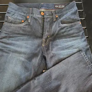Urläckra Crocker Jeans mörka med fade. Inte använda. Storlek 27/32., regular fit