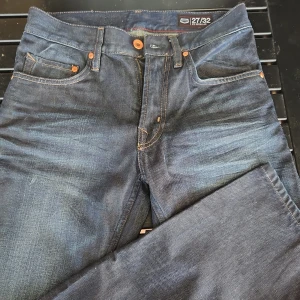 Crocker jeans mörka - Urläckra Crocker Jeans mörka med fade. Inte använda. Storlek 27/32., regular fit