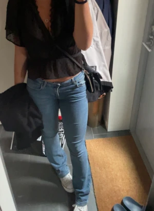 jeans bootcut - Låg midjade bootcut från zara, bra skick💓  pris kan diskuteras 