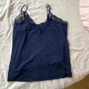 Marinblå spets linne - Ett marin blåt linne köpt från Lindex för 200kr säljer för 100kr. Står storlek M men skulle säga att den passar nån som är Xs-S. Är ganska strechigt och bra material. Man kan justera banden.