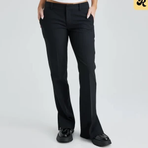 kostymbyxor - Fina kostymbyxor från bikbok med slits därner!💘använda fåtal gånger!