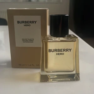 Burberry hero edt 50ml - Hej jag säljer min burberry hero parfym eftersom att jag inte använt den sen jag öppnade den. Kartong ingår och parfymen är helt full  Ordinarie pris är 750 men jag säljer den för 400
