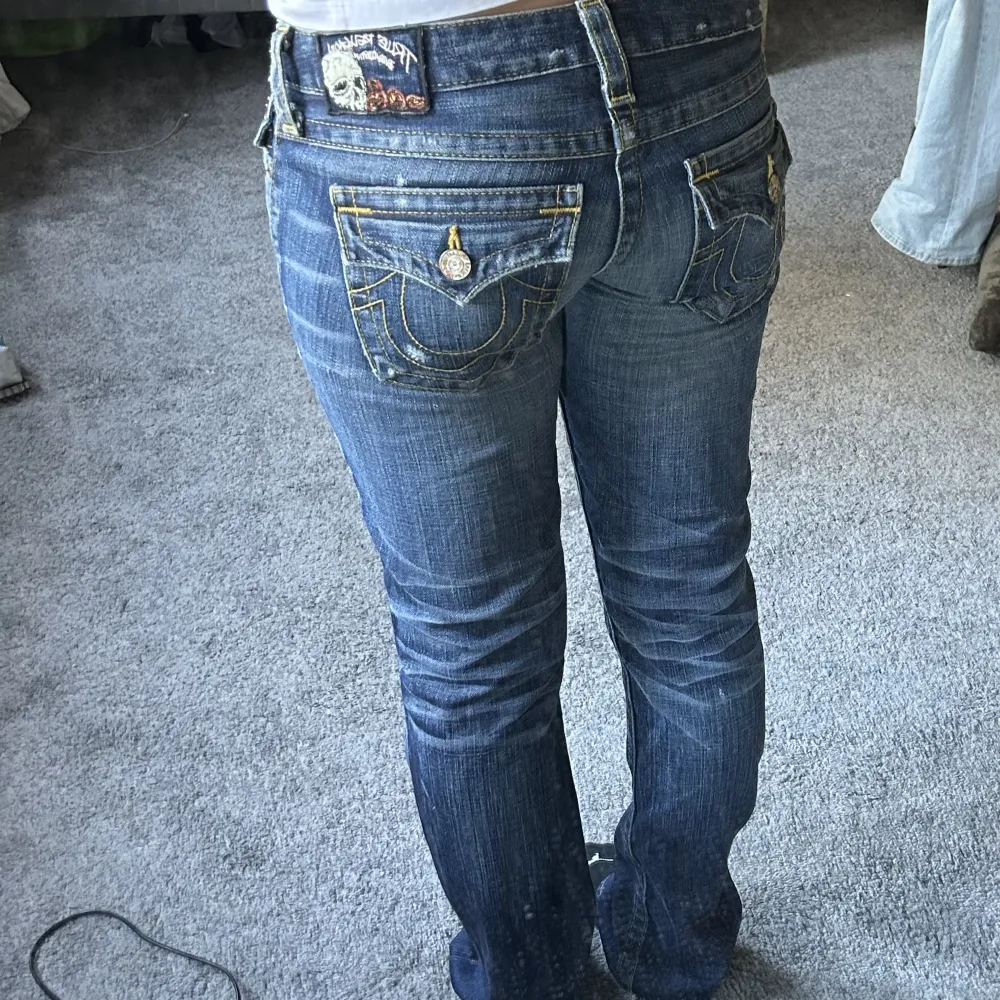 Ett par lågmidjade bootcut jeans!💗Super bra skick! Säljer för att de tyvärr inte kommer till användning längre. Från början storlek 28 men de har krympt i tvätten och skulle säga att de är 27/28💗. Jeans & Byxor.
