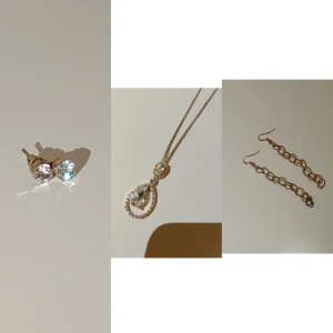 Säljer silverfärgade smycken!  - Säljer silverfärgade smycken! Det ingår 2 pack silvriga örhängen och ett silvrigt halsband! Nyskick! 