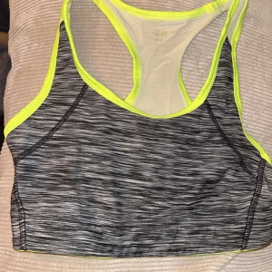 Sport BH XS - Fungerar som s och medium då den är väldigt stretchiga men sätter sig på ens byst. 