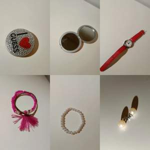Säljer accessoarer för endast 120 kr! Det ingår en mini spegel, röd klocka, rosa armband med stenar, vitt armband med vita pärlor och vita pärlörhänge!