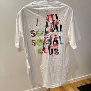 Anti social social club t-shirt (limited edition) oanvända, köpte fel storlek. Finns i Large och Extra Large  Mitt pris 300kr/st