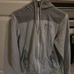 Hugo boss - Säljer denna gråa Hugo boss tröjan i mycket fint skick. Den är i storlek S. Skriv vid mer frågor.