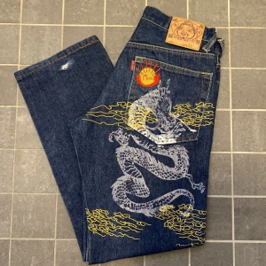 Feta evisu jeans - Riktigt snygga evisu jeans som jag hade använt om dem inte vorit för små. Dem har en liten skada vid hälen men de syns inte riktigt. Strlk 32 (r3plica) pris är ej hugget i sten vid snabbt köp.