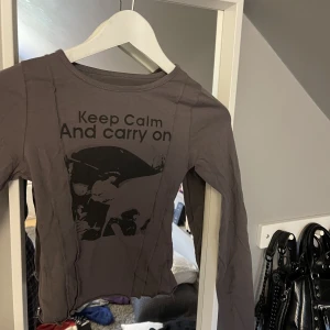 Topp - Långärmad topp med coola detaljer! Kort design.