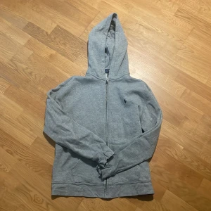 Ralph Lauren Zip Hoodie (Grå) - Säljer min Ralph Lauren Zip Hoodie då den är för liten. Väldigt bra skick, Helt felfri (9/10) Längd: 165-170