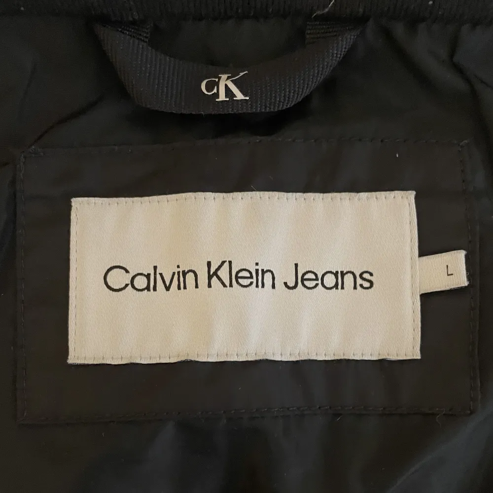 En Calvin Klein jacka som är i super bra skick. köptes ny för 3000 kr och säljes för 1599 kr.. Jackor.