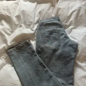 Säljer mina vintage jeans då de inte kommer till användning längre. Fint skick, raka i modellen. Skriv för fler bilder❤️