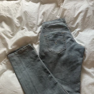 Vintage jeans - Säljer mina vintage jeans då de inte kommer till användning längre. Fint skick, raka i modellen. Skriv för fler bilder❤️