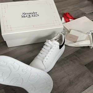 Alexander Mqueens - Hej, säljer dessa nya stilrena Alexander Mqueens pga köp av fel storlek & ej returbara. Köpta på Stock X för ca 4400kr, kvitto/köparbevis finns såklart.