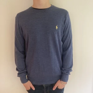 Ralph lauren Merinoull tröja - Säljer nu denna feta ralphlauren tröja! Den är i riktigt fint skick! Nypris: ca 1500 kr Vårt pris: 449 kr