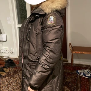 Parajumper jacka - Äkta parajumper jacka, storlek S  i kodiak modellen. Använd ett fåtal gånger så den är i superbra skick!!! 