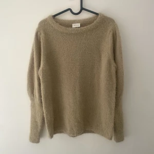 Stickad tröja  - ”Lurvig” stickad beige tröja, puffiga armar. Bra skick och säljer då den nästan aldrig använts🩷storlek L men sitter bra på mig som xs/s bara lite stor vid axlarna 