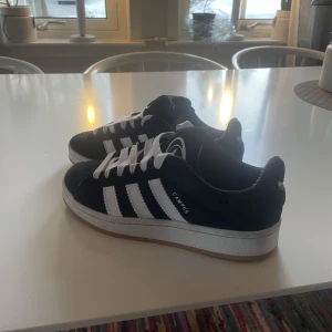Adidas campus 00 - Säljer mina campus 00 då jag inte fått användning för dom så mycket som jag trodde. Använda max 5 gånger. De är stora i storleken, jag har 38 i skor vanligtvis men dessa är bara lite små, så skulle säga att de passar 37-3Hör av er om ni var några frågor!🙂