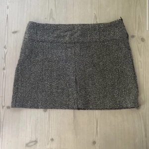 Minni kjol - Jättefin mini kjol som har en kostym vibe. Väldigt bra skick, inga defekter. Den är ifrån Guess Collection