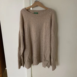 Beige stickad tröja - Säljer en supergullig beige stickad tröja då den inte kommer till användning, kontakta för fler bilder.