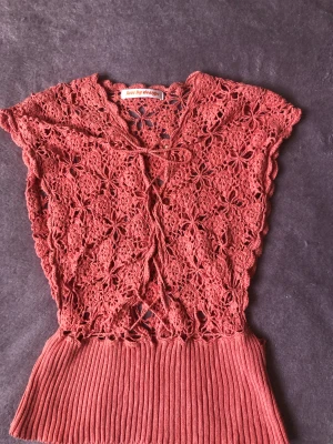 Fin rosa boohoo - Fin rosa virkad boohoo i bra skick. Storlek S. Från Love by design❤️