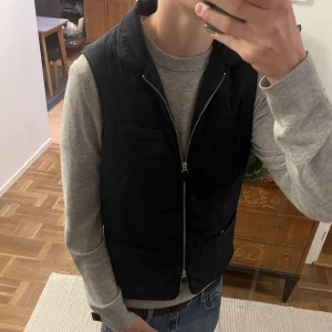 Stenströms väst - Säljer nu min Stenströms väst i storlek S men passar också M, marinblå/svart. Skicket är perfekt! Nypris: ca 2300kr, Mitt pris: 699kr. Hör av er vid frågor eller funderingar. Är också öppen för byten!