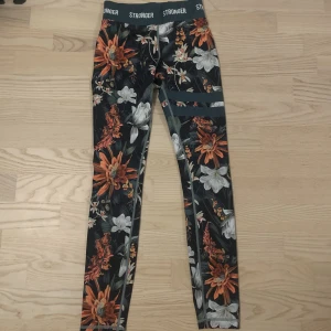 Stronger träningsthights  - Ett par träningsbyxor från Stronger i storlek XS 💕 Inga andra defekter förutom det lilla ihopsydda hålet. Originalpris är 800. 