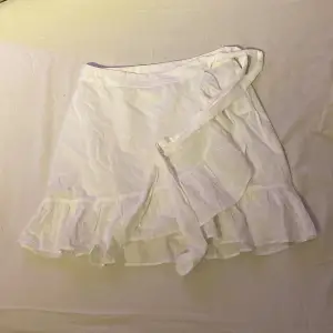 Säljer min jättefina vita miss Milla kjol som typ aldrig är använd pågrund av att den är för liten. Är i väldigt bra skick och inga skavanker💗