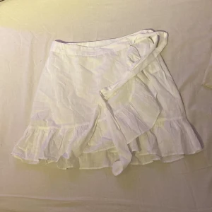 MISS MILLA kjol - Säljer min jättefina vita miss Milla kjol som typ aldrig är använd pågrund av att den är för liten. Är i väldigt bra skick och inga skavanker💗