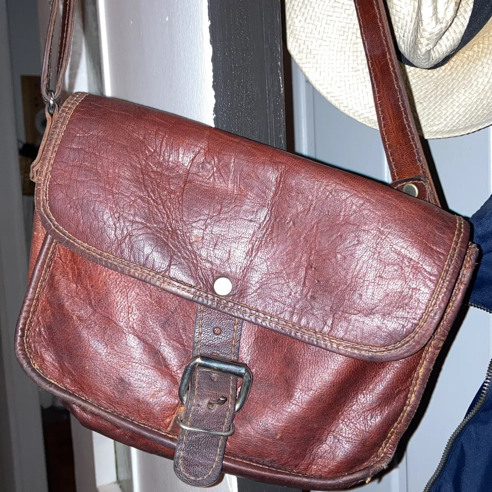 Brun läderväska från zalando från märket gusti leder, lite defekter i stil med missgärning men går att få bort innan den skickas!💋. Väskor.