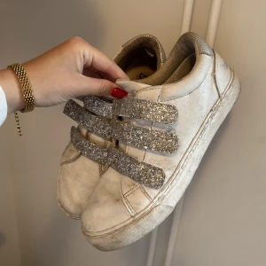 Sneakers - Vita sneakers men glitter kardborreband. Storlek 38. Använda men bra skick 🤍✨