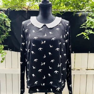 Dam blus från H&M - Charmig fin blus från H&M med fågel tryck.  Storlek 38 använd 1 gång. 