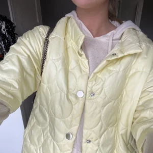 3/4 jacka  - Säljer min assnygga 3/4 jacka. Perfekt nu till hösten och gör outfiten så mkt roligare!!💛💛Storek S