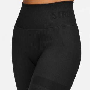 stronger rib seamless tights, köpta 2020. Bra skick och knappt användna. Står M/L i storlek men skulle säga att det är S/M. orginalpris 599kr