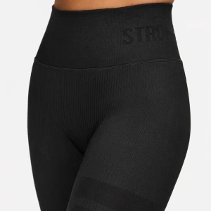 stronger tights - stronger rib seamless tights, köpta 2020. Bra skick och knappt användna. Står M/L i storlek men skulle säga att det är S/M. orginalpris 599kr