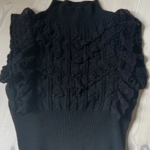Virkad topp - Virkad kort topp från Zara. Otroligt fin oanvänt skick.