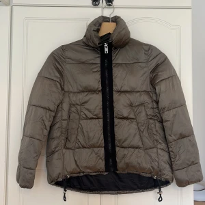 Dunjacka mango - Tunnare dunjacka från Mango i brun/grå glansig färg.