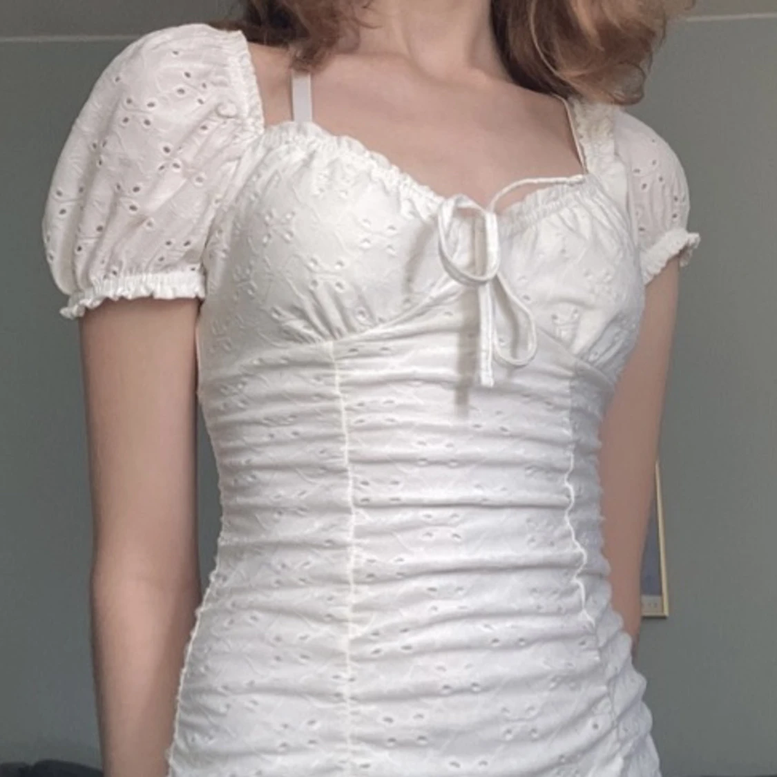 Vit blommig bodycon klänning!